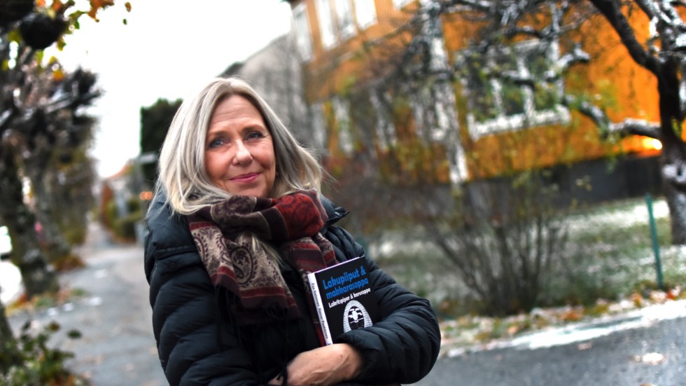 Eija Salminen signerar sin nya barnbok under minoritetsdagen i Oxelösund. 