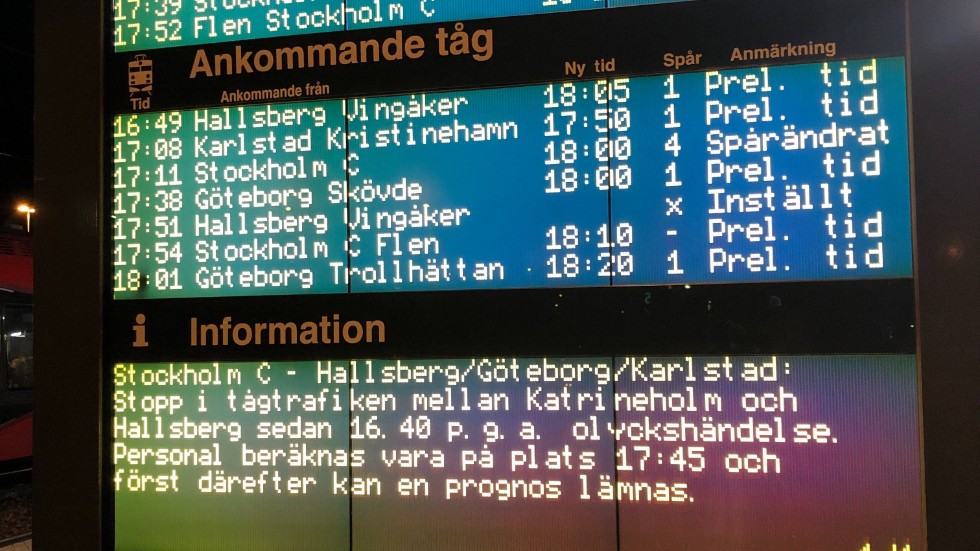 Det är just nu stopp i tågtrafiken förbi Katrineholm och flera av tågen är inställda eller försenade.