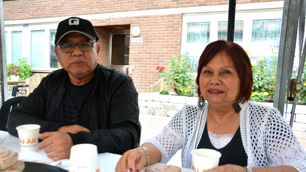 Hyresgästerna Juan Garcia och Nana Vergara Flores är nöjda med moderniseringen av lägenheterna.
