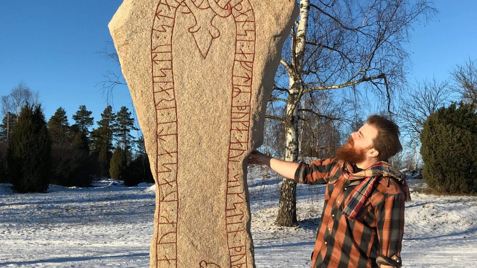 Runologen Eric Östergren utforskar runor runt om i landet.