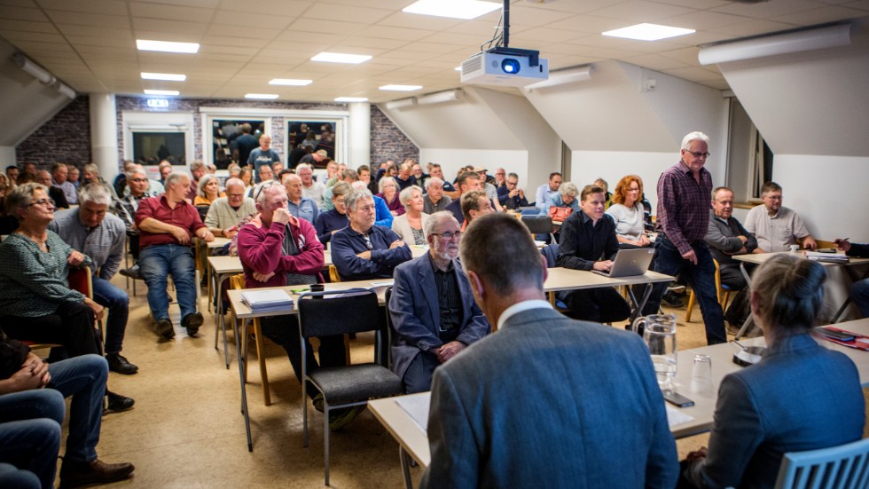Omkring 100 personer hade tagit sig till Lövsta för att delta i mötet.