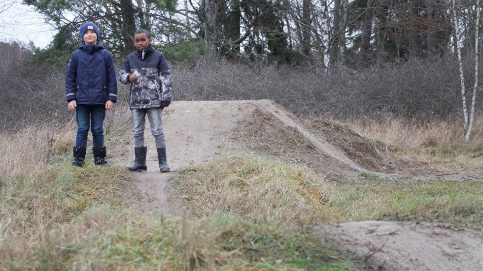 Hugo Snellman och Yahja Mohamed Abdirahman, som går i årskurs 3 på Vasaskolan, bidrar till kommunens barnkarta som visar häftiga ställen att leka eller hänga på. Här brukar de cykla med sina mountainbikes, och det vill de tipsa andra barn om.