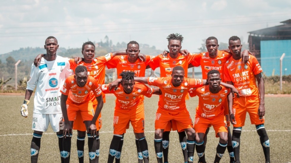 Här är det lokala laget från staden Jinja i Uganda som spelade i AFC Eskilstunas matchställ.