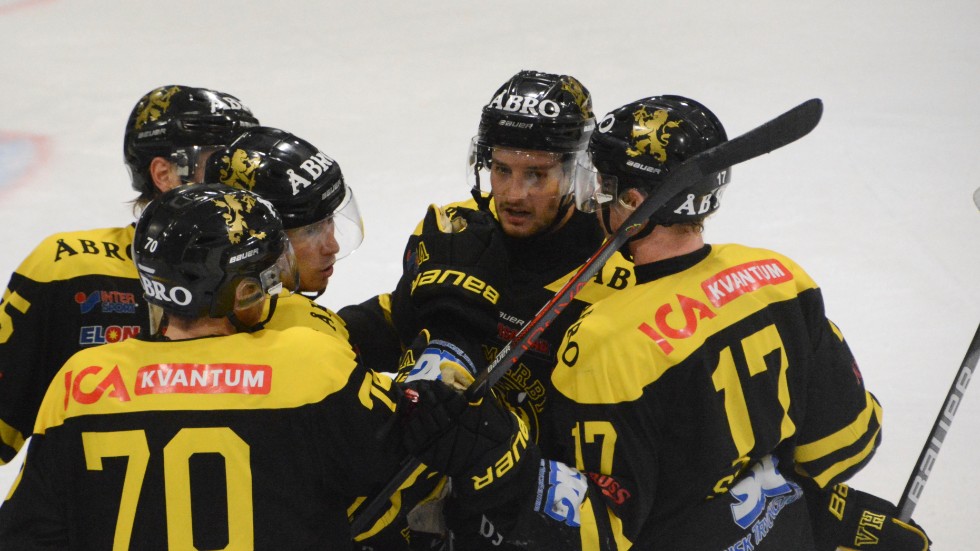 Vimmerby Hockey firar Anton Carlssons avgörande 6-3-mål.