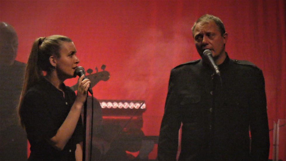 Sara Menke och Magnus Carlson gjorde en vacker duett i "Lovers never say goodbye".