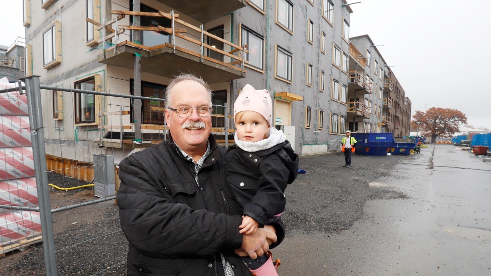 I september nästa år flyttar Leif Sandström och hustrun Runa Almenius in i en av Riksbyggens nya bostadsrätter i Västra Munktellstaden. På söndagens visning hade han sällskap av barnbarnet Alva Sandström
