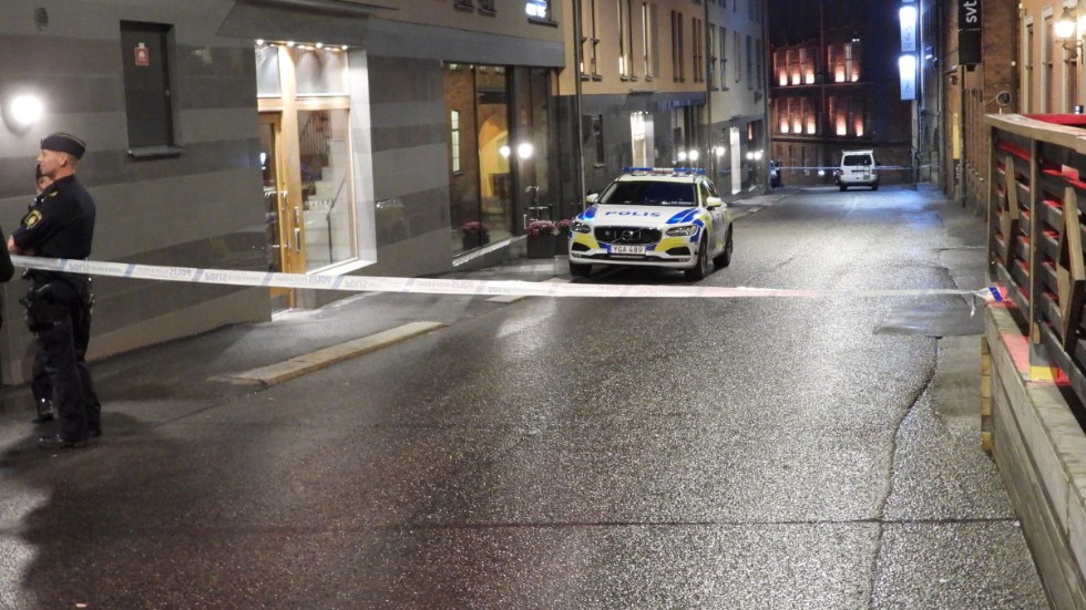 Så här såg det ut vid Västgötebacken i Norrköping, vid 21-tiden. Polisens avspärrningar är nu borttagna.