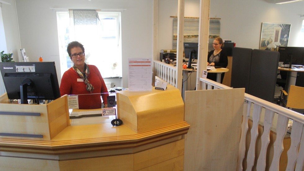 Det snabbade upp renoveringstiden markant att banken kunde flytta in i postens gamla lokaler på andra sidan gatan. På bilden Lena Petersson och Maija Hjelm.