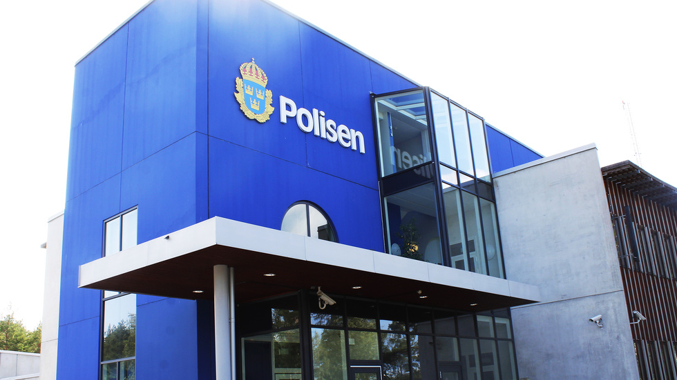 Polisen har fått en anmälan om att en lärare ska ha blivit ofredad av en förälder under pågående lektion på en skola i Vimmerby.