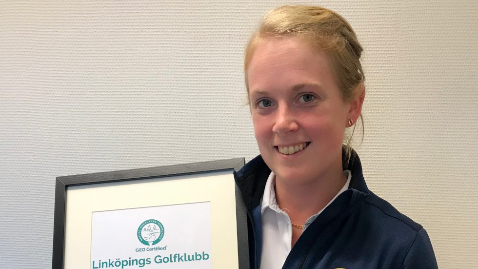 Jonna Örling, kanslist och ekonomiansvarig på Linköpings golfklubb, med beviset på certifieringen.