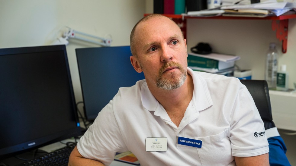 Viktor Ekström, avdelningschef på akutmottagningen, säger att han har fått öka bemanningen för att kunna hantera de många patienter som får vänta länge på en vårdplats.