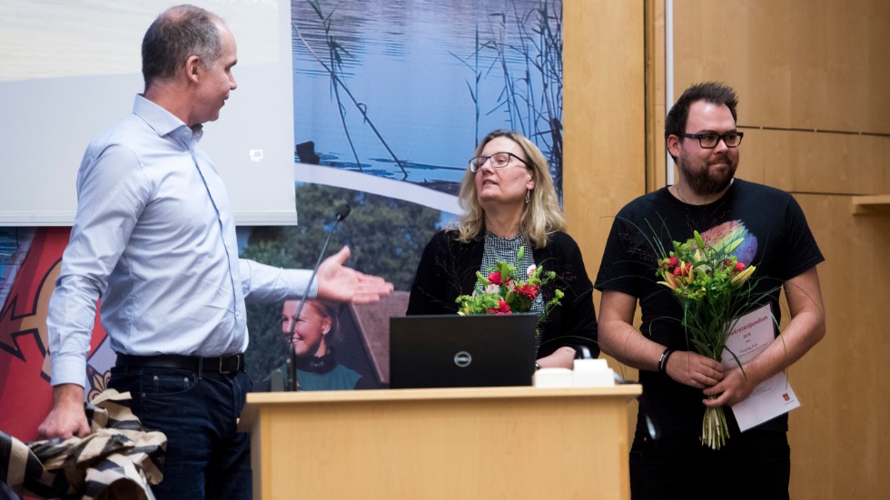 Magnus Moberg, ordförande i demokratiberedningen, delade ut blommor och diplom till Lilibet Gustafson och Joakim Randy Hansen, från Pride Finspång.