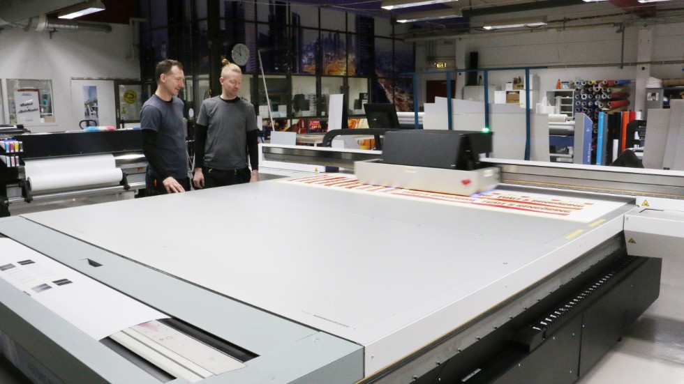Den nya printern är en storsatsning i dubbelbemärkelse. Med en prislapp på två miljoner kronor, klarar den utskrifter på 2,5 gånger tre meter, berättar Robert Danielsson och Oskars Berg.