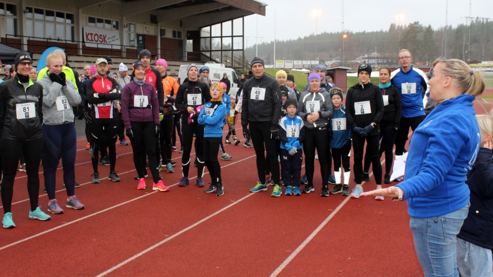 Arrangör Åsa Rydhammar välkomnar löparna till premiären av Diabetesloppet.