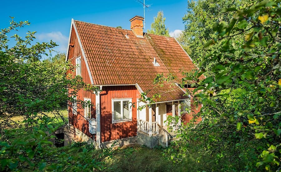 Huset i Högsjö station behöver extra mycket kärlek och ligger ute till försäljning just nu. 
