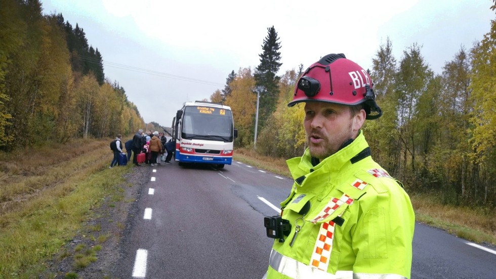 Yttre befäl Bo-Lennart Björklund. Tågresenärerna kliver på bussen till Kiruna i bakgrunden.