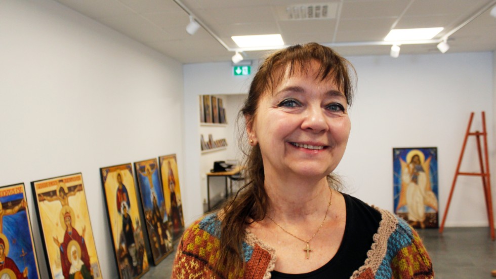 Ikonografen Christina Lundström studerade på konsthögskolan i Aten under 80-talet. Nu ställer hon ut i Västervik fram till den 20:e oktober.