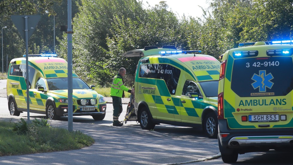 Två personer fick föras till sjukhus efter trafikolyckan.