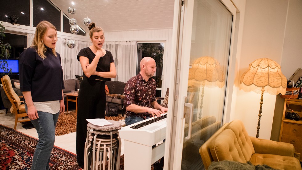 Agneta Ottosson, Filippa Thörewik och Thomas Ronach testar en av sångerna. 