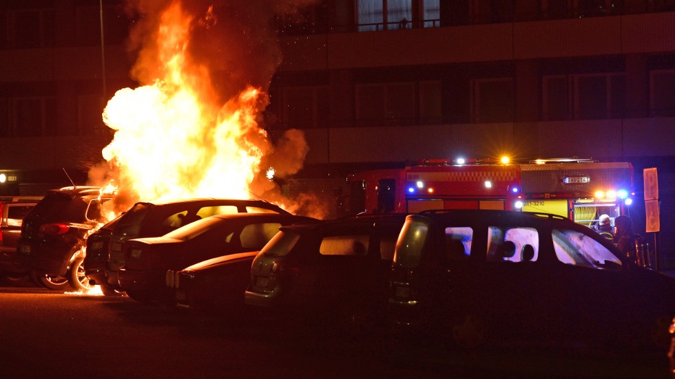 Branden startade i en bil och spreds sedan vidare till närstående bilar på parkeringsplatsen.