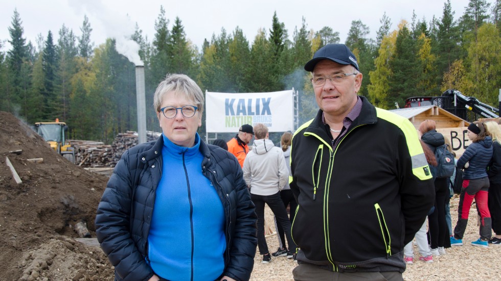 Mona Sundqvist och Ulf Sandström, i bakgrunden syns elever, lärare och kolmilan.