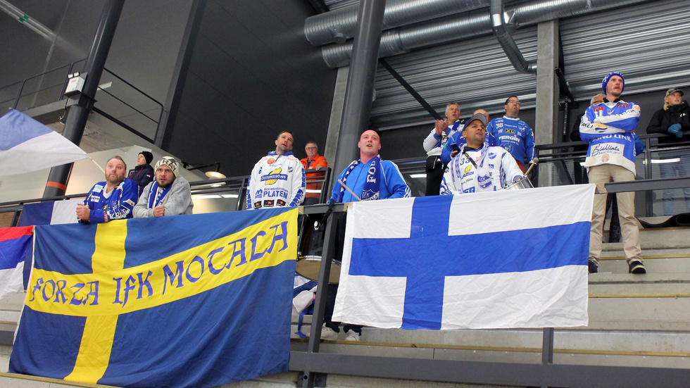 IFK Motala har trogna fans och ett 20-tal supportrar hade bilat till den första matchen i Svenska cupen. Det blev att uppmana laget kämpa på i den tuffa starten.