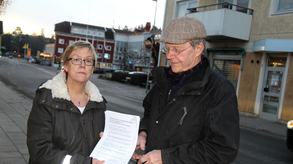 Helen Larsson och Erik Björklund visar upp namninsamlingen som lett till 568 underskrifter.