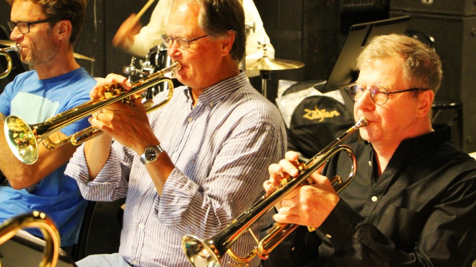 Thomas Westerlund (till höger) och Håkan Kyndel är två av storbandets fyra trumpetare.