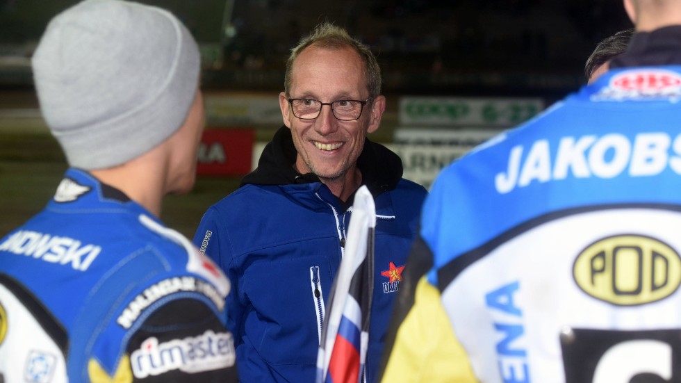 Peter Karlsson spricker upp i ett brett leende efter att Dackarna besegrat Västervik i en hård kamp.