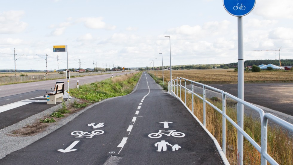 Det är olämpligt att placera gående till höger, tillsammans med cyklister, skriver Per Einarsson.