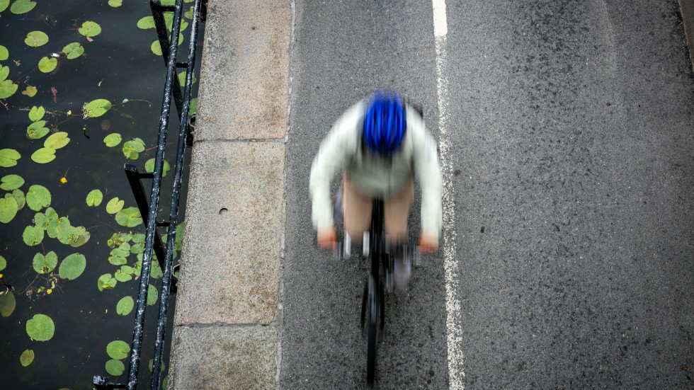 Det vimlar av cyklister på trottoarer och gångbanor, skriver "Rädd om livet".