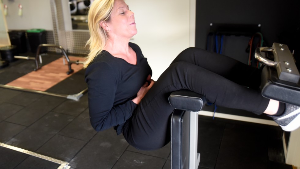 Miriam tränar magmusklerna i ett av de nya redskapen, som kallas "brutalbänken".