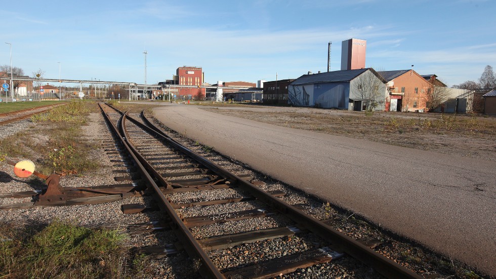 1895 drogs Norra Södermanlands järnväg fram till Nyby bruk. 1933 upphörde persontrafiken men godstrafiken pågår än i dag.