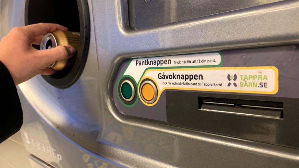 På pantstationer i Linköping upplåter Tekniska verken en pantknapp för Tappra barn. Den som pantar kan välja att skänka sina pengar dit.