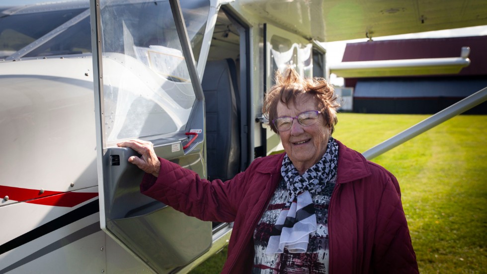 Lördagens blåst gjorde att 101-åriga Ruth Larsson tyvärr inte kunde genomföra sitt historiska fallskärmshopp.