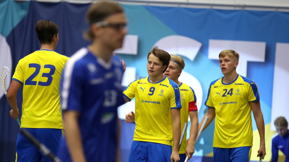 Flera spelare med Linköpingskoppling får dra på sig den blågula tröjan under Euro Floorball Tour.