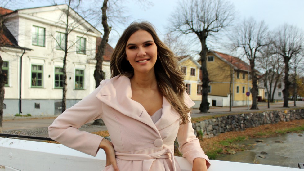 "Jag som är lång har aldrig gått i klack. Nu tränar jag och det går bättre och bättre", skrattar Julia Pylad som valts ut till Miss Global Sweden.