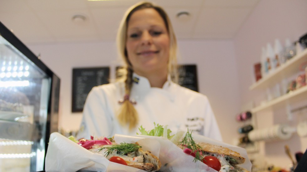 Marika Karlsson har börjat sälja tävlingsmackan i sitt café och får på så sätt både öva in momenten och ta del av värdefull respons från kunderna.