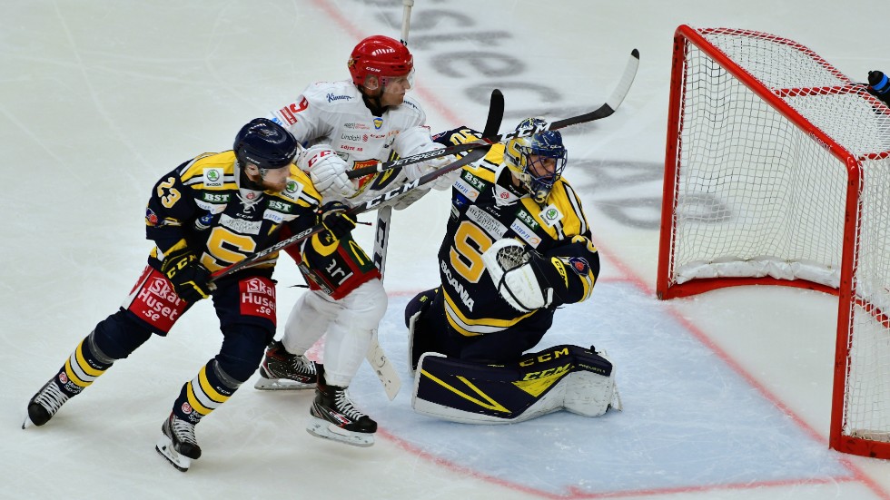 Tony Mårtensson var inblandad i Almtunas båda mål när man besegrade Södert'älje och tog första segern.