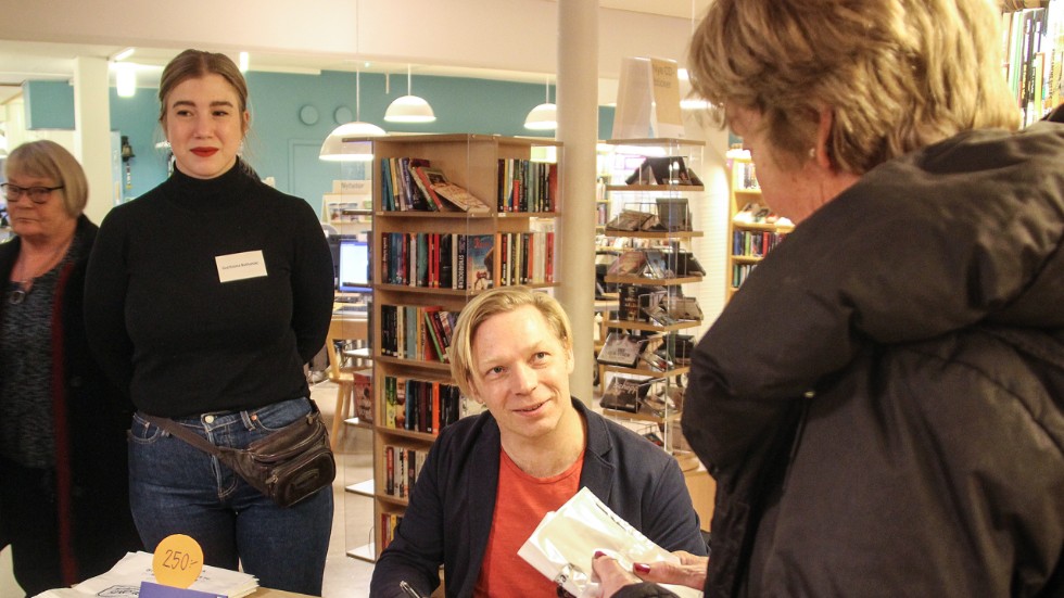 Daniel Gustafsson är tillbaka i Enköping, berättar om sitt författarskap och signerar debutromanen Odenplan dagen innan Augustpriset offentliggörs.