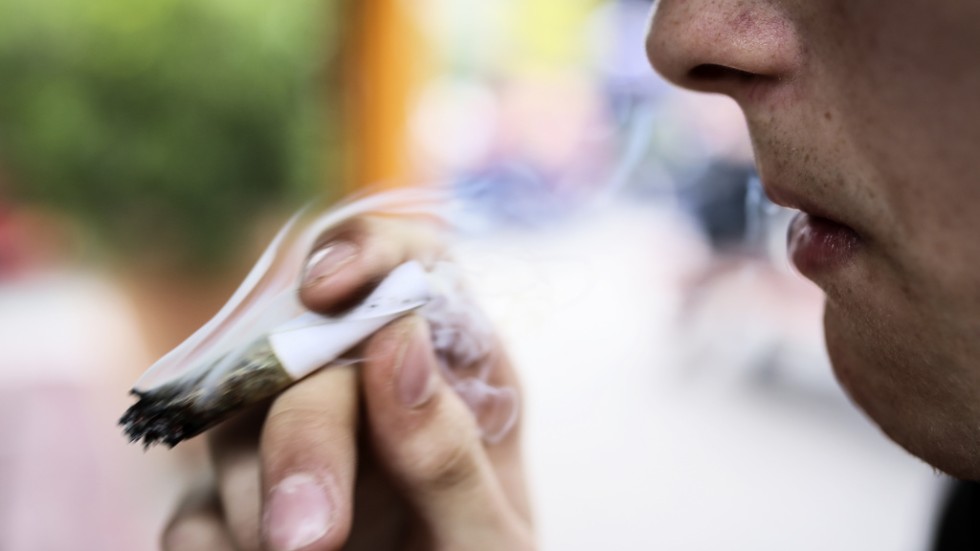 Det finns ett statistiskt samband mellan att röka cigaretter och att använda eller bli erbjuden narkotika, i huvudsak cannabis, skriver artikelförfattarna.