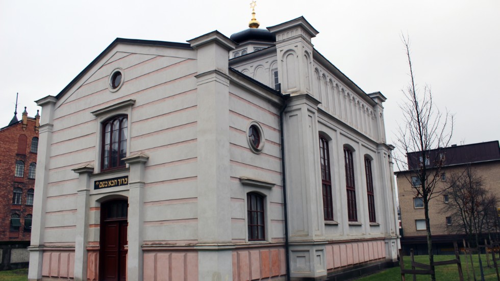 Synagogan i Norrköping är en av de byggnader som utsatts för skadegörelse och klotter.