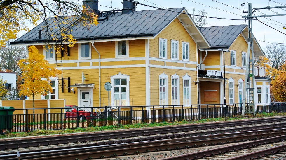 En man som ofredade en kvinna sexuellt på ett tåg greps på Tierps station. 
