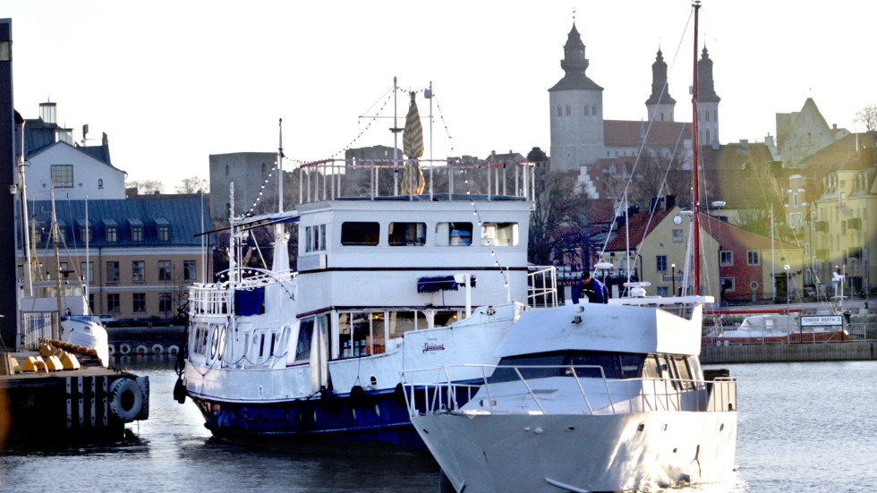 Våren 2007 bogserades Graceland iväg till fastlandet från Visby hamn. Vem vet, nu kanske hon återvänder?