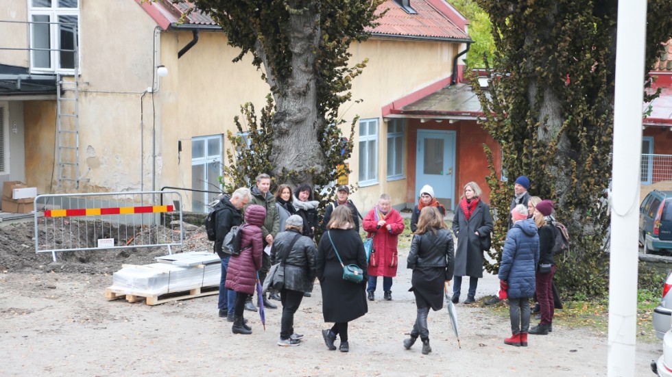  Innan visningen satte igång samlades deltagarna på gården och fick lite allmän information från föreningen Gotlands Kulturrum.