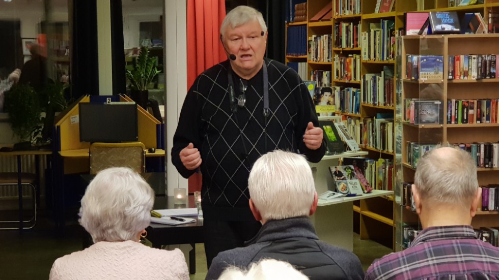 Lokalhistorikern Stig-Åke Petersson vet att berätta om Virserum i gångna tider. Det gör han bland annat regelbundet i Hembygdsbladet och vid föreläsningar som här på biblioteket.