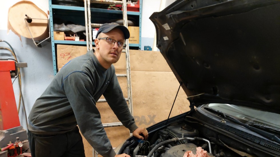 Peter Karlsson började arbeta som bilmekaniker i Mariannelund direkt efter gymnasiet.