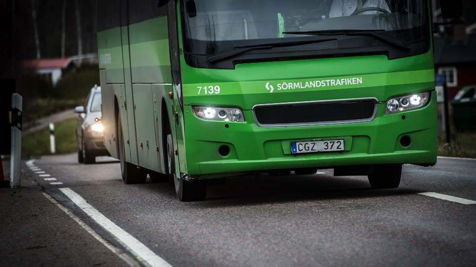 Överfulla bussar har drabbat linje 563 mellan Jönåker och Nyköping. Sörmlandstrafiken lovar bättring, men kan inte garantera att den aktuella avgången alltid kommer att trafikeras med två bussar.