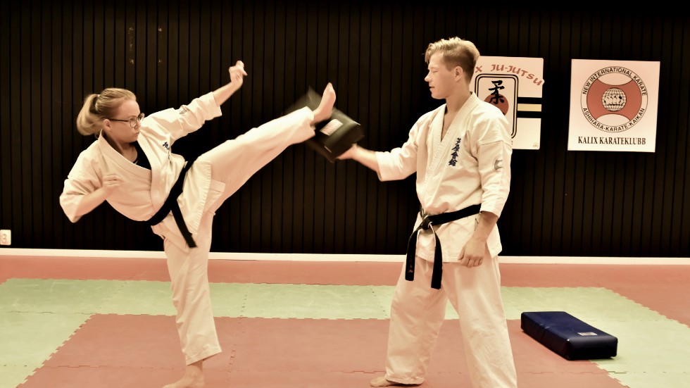 Kroppskontroll är centralt både mentalt och kroppsligt i karate konstaterar Maria Boström och Jan Nyman som båda har svarta bälten och just nu väntar på sina nya grader.