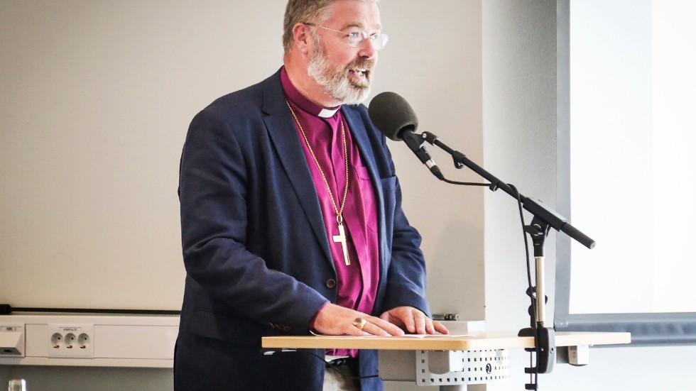 Biskopen har lyckats uppröra både islamkritiker och humanister efter samtalskvällen med rubriken "Tro möter tro".